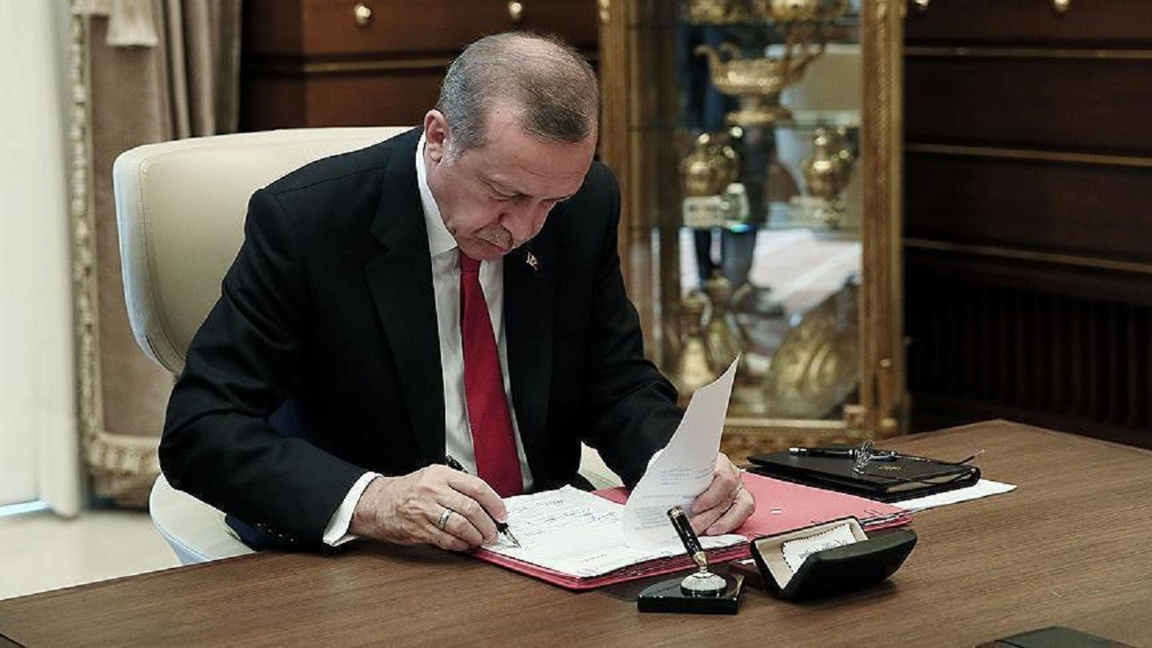 Erdoğan bir bakan yardımcısının da aralarında olduğu onlarca üst düzey bürokratı görevden aldı